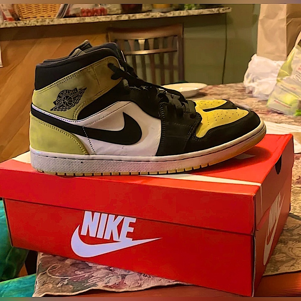 Air Jordan one yellow toe